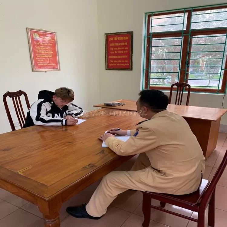 Điều khiển xe máy lạng lách, đánh võng và cái kết thích đáng
