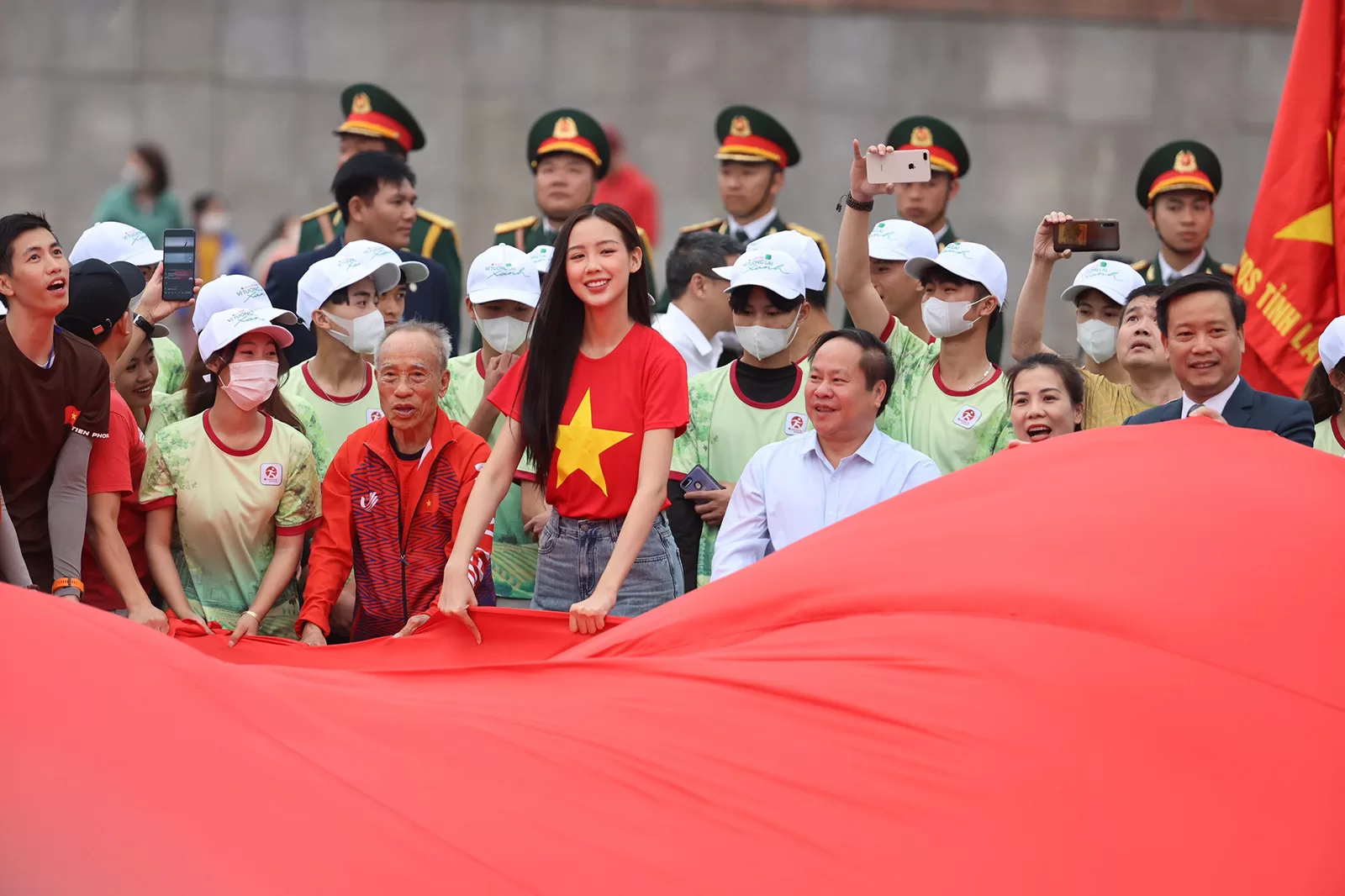 Các đại biểu, VĐV và đông đảo nhân dân tham gia tôn vinh lá cờ Tổ quốc