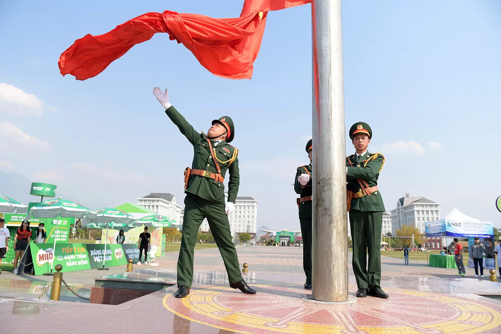Đại úy Phàn A Nằng thực hiện nghi lễ Thượng cờ Tổ quốc