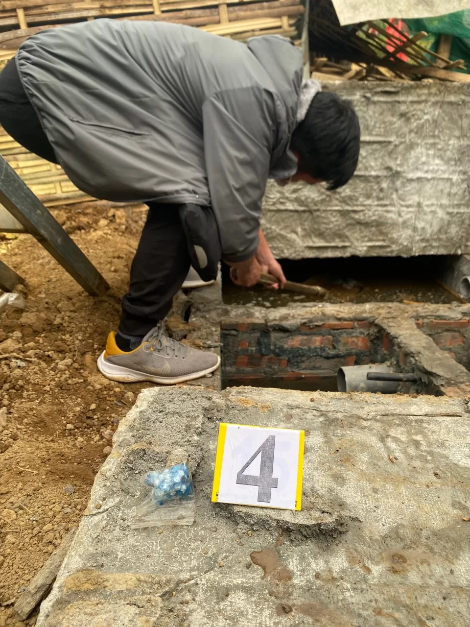 Lực lượng Công an khám xét, thu giữ tang vật tại nhà đối tượng Tau
