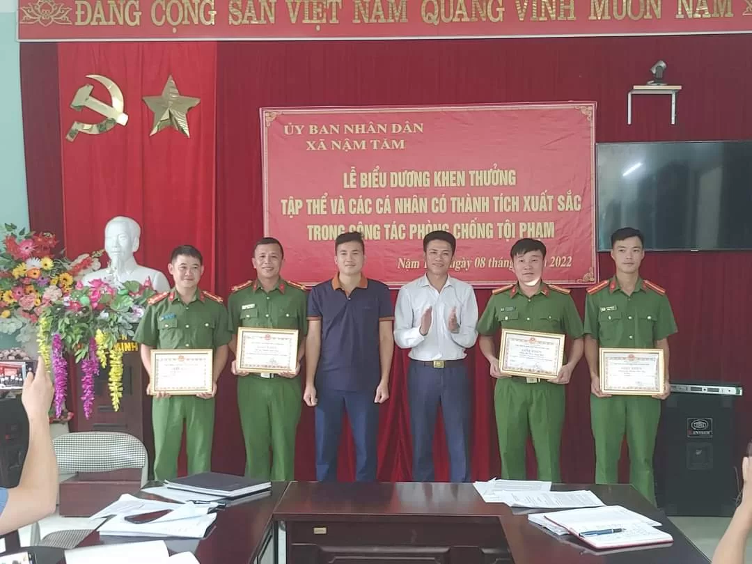 Đại úy Nguyễn Quốc Công (thứ 2 từ trái sang) được chính quyền địa phương khen thưởng với nhiều thành tích xuất sắc trong công tác phòng chống tội phạm