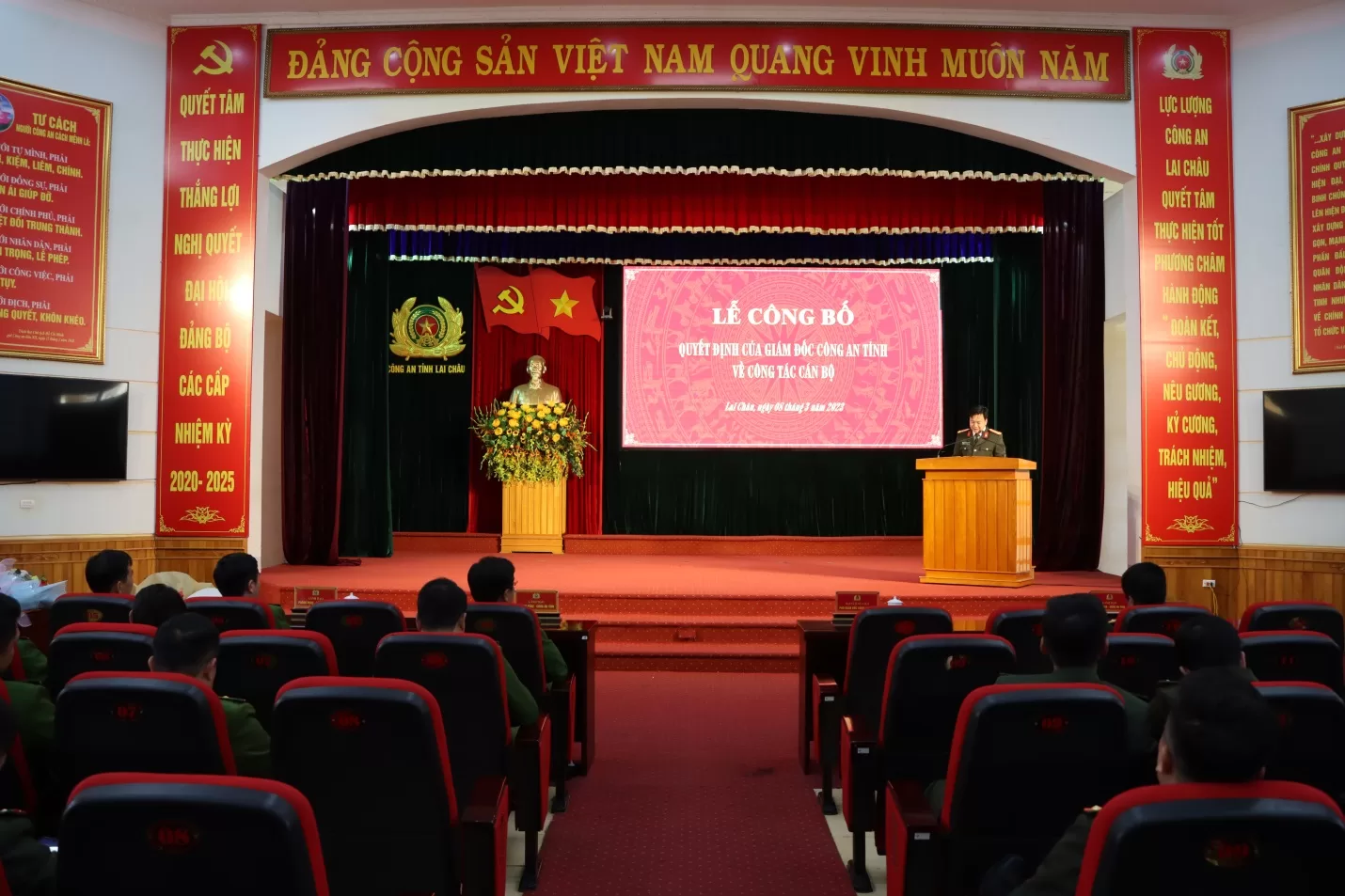 Đại tá Sùng A Súa - Phó giám đốc Công an tỉnh phát biểu tại buổi lễ