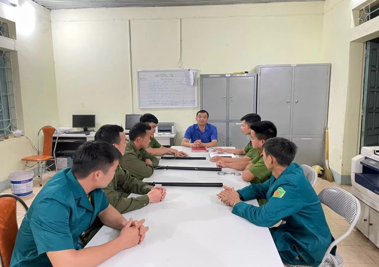 Đồng chí Chủ tịch UBND xã Tà Mung chỉ đạo lực lượng Công an xã và lực lượng Quân sự xã thực hiện tốt Kế hoạch đảm bảo ANTT trong dịp Tết Nguyên đán Quý mão năm 2023