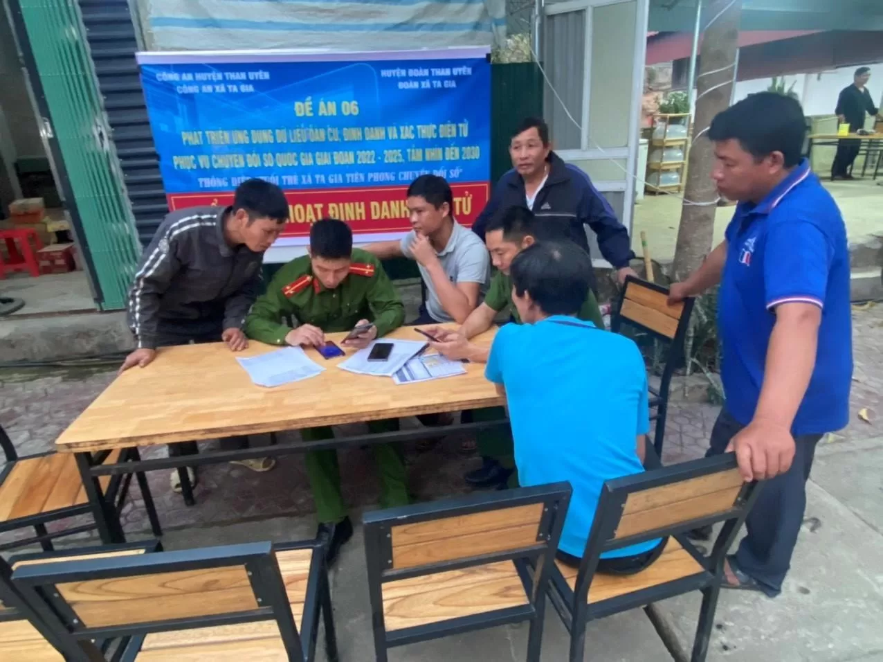 CBCS Công an xã Ta Gia hướng dẫn tuyên truyền, hướng dẫn trực tiếp người dân cách kích hoạt tài khoản định danh điện tử, sử dụng dịch vụ công trực tuyến.