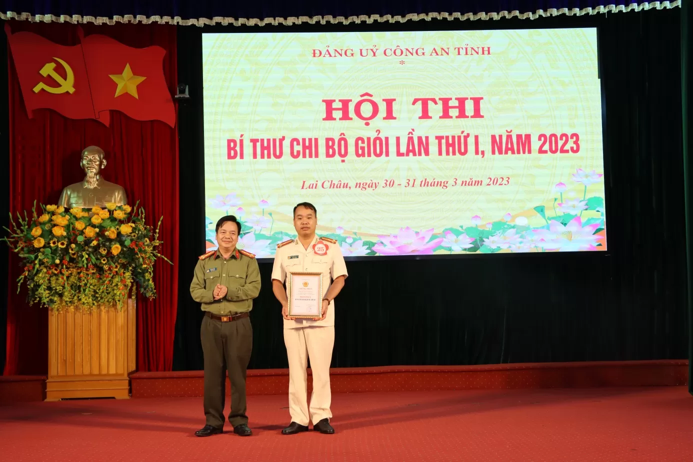 Đại tá Sùng A Súa - Phó giám đốc Công an tỉnh, Trưởng Ban Tổ chức hội thi trao giải A cho đồng chí Nguyễn Công Lân -Bí thư Chi bộ Phòng An ninh mạng và phòng chống tội phạm sử dụng công nghệ cao