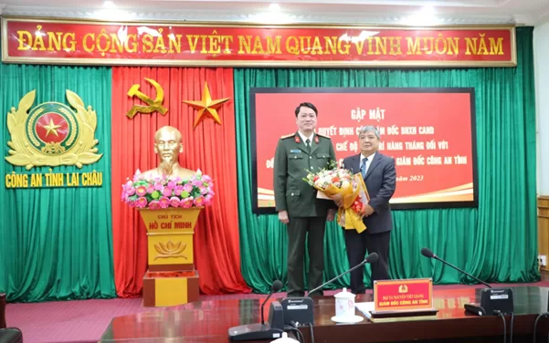 Trao quyết định của Giám đốc Bảo hiểm xã hội CAND đối với đồng chí Đại tá Vừa A Chía - Nguyên Phó giám đốc Công an tỉnh