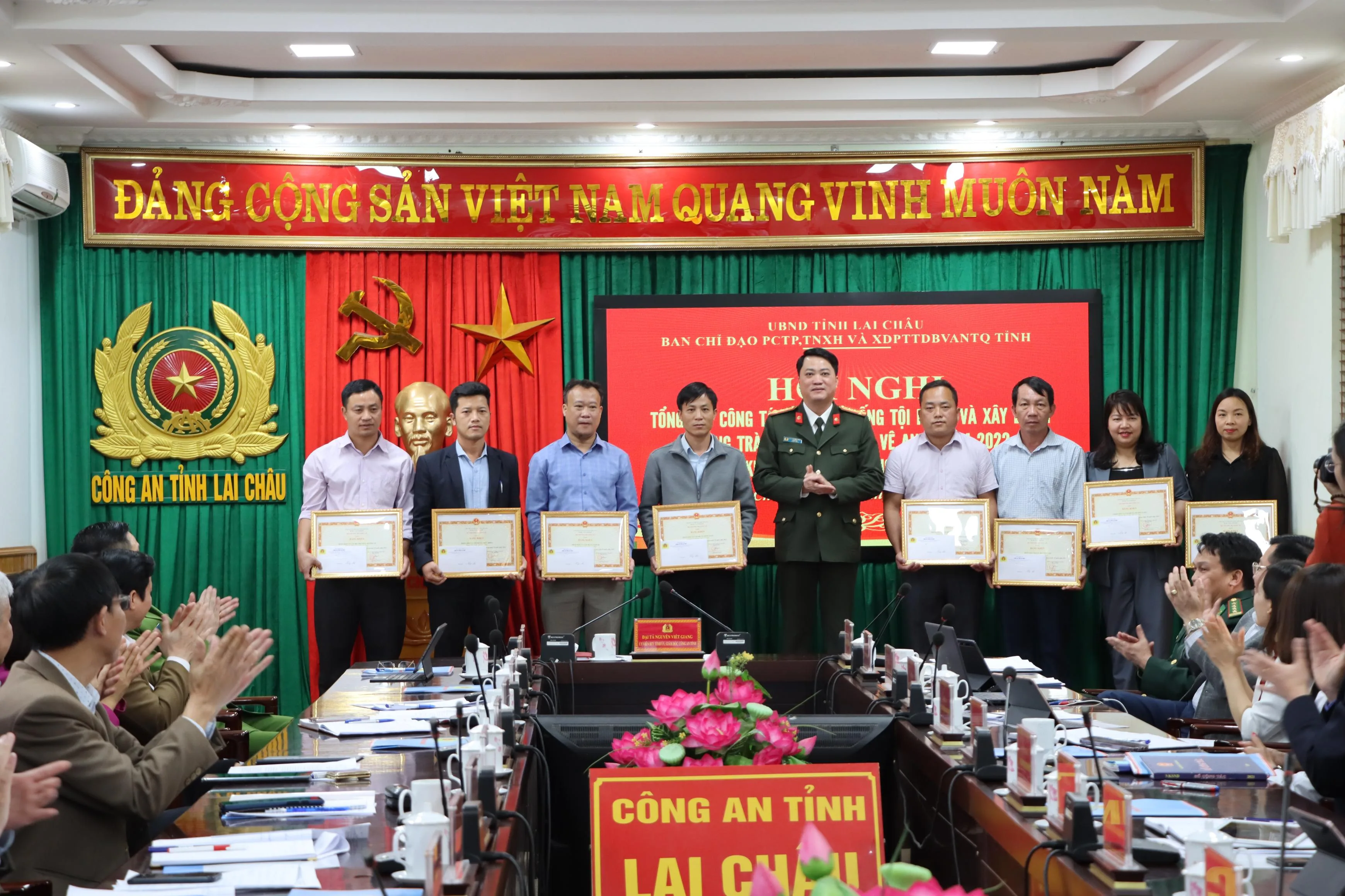 Thừa uỷ quyền của Bộ trưởng Bộ Công an, Đại tá Nguyễn Viết Giang - Giám đốc Công an tỉnh, Phó Trưởng ban Thường trực Ban Chỉ đạo PCTP tỉnh tặng Bằng khen của Bộ trưởng Bộ Công an cho các tập thể có thành tích xuất sắc trong PTTDBVANTQ năm 2022.