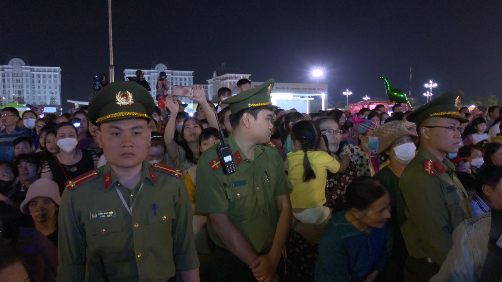 Lực lượng an ninh bảo vệ an toàn vòng trong diễn ra sự kiện