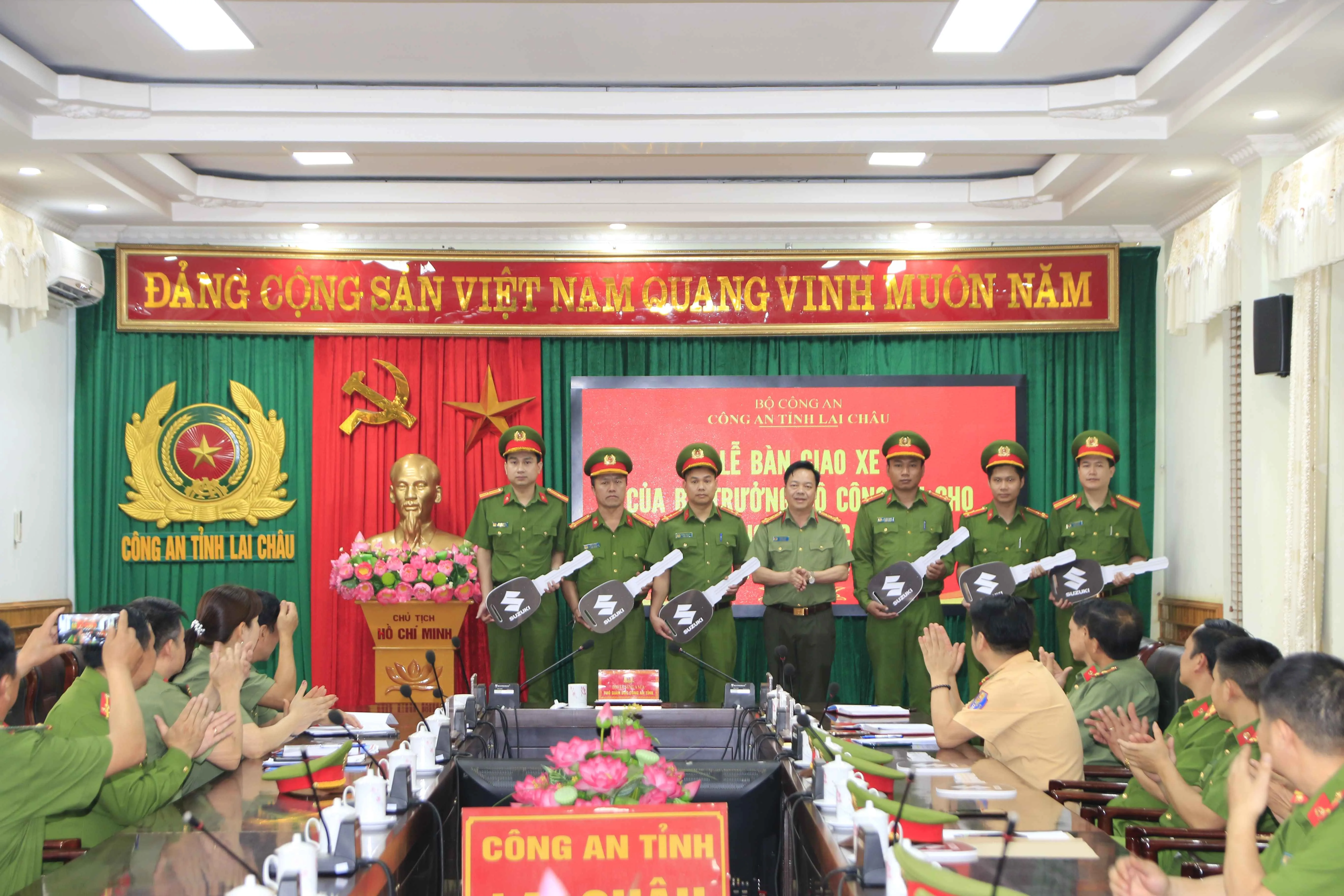 Đại tá Sùng A Súa, Phó Giám đốc Công an tỉnh trao chìa khóa biểu trưng cho lực lượng Công an xã