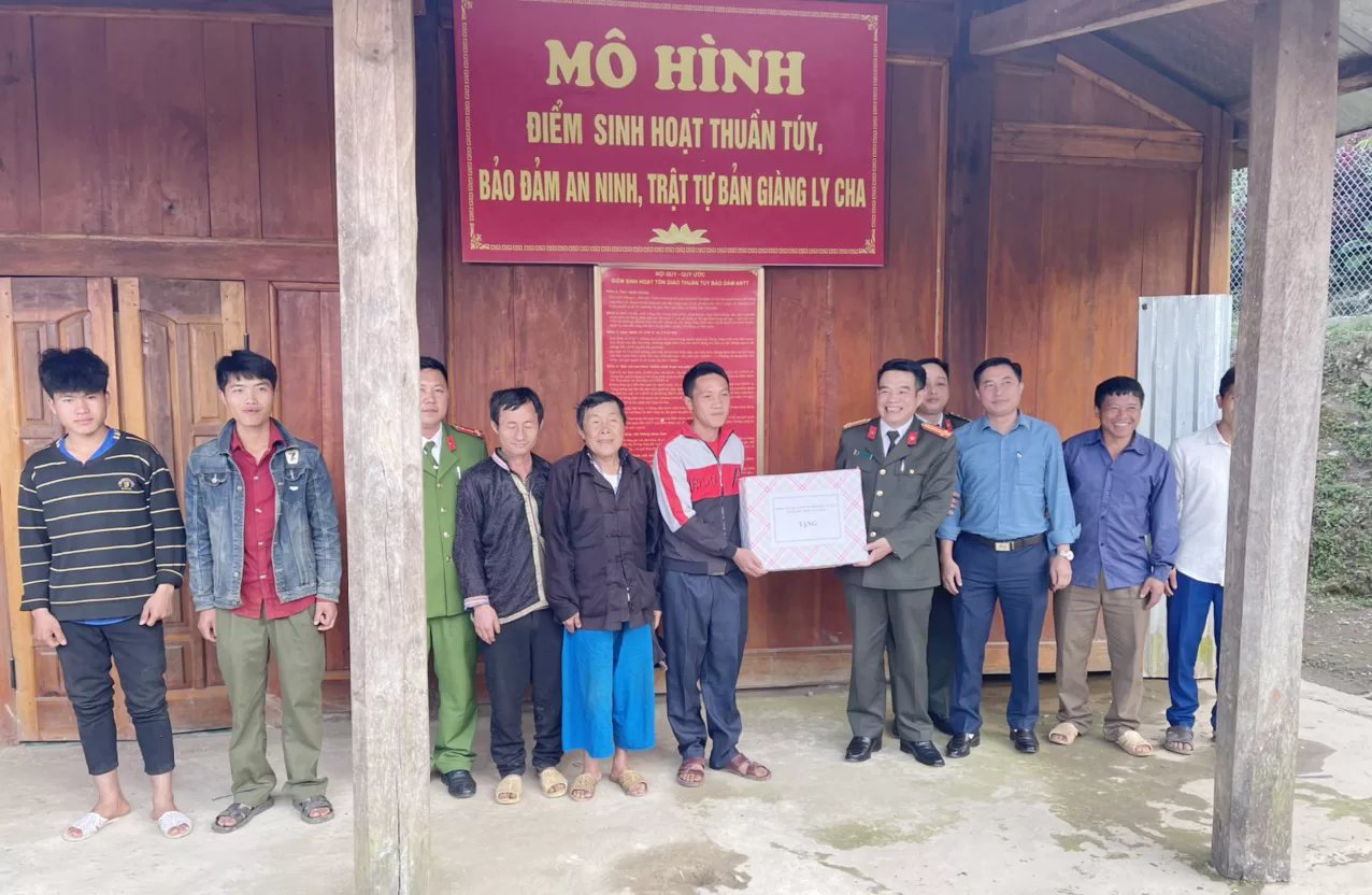 Đại diện lãnh đạo Phòng Xây dựng phong trào bảo vệ ANTQ Công an tỉnh tặng quà Ban đại diện điểm sinh hoạt tôn giáo thuần túy bản Giàng Ly Cha, xã Tà Tổng, huyện Mường Tè