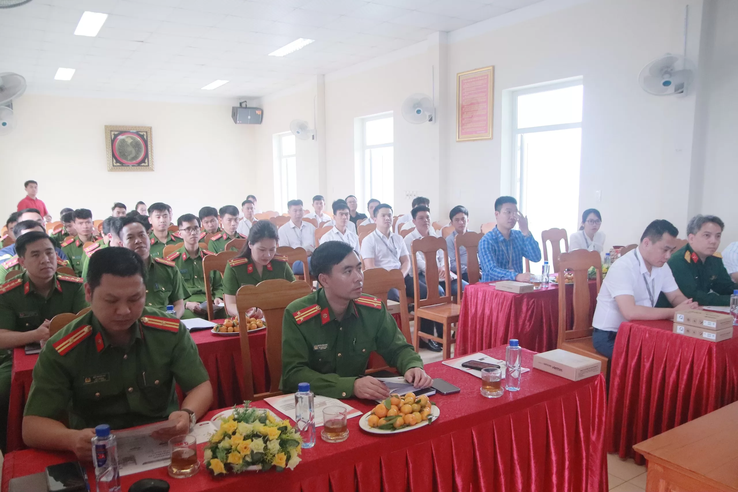 Đại biểu ngồi nghe