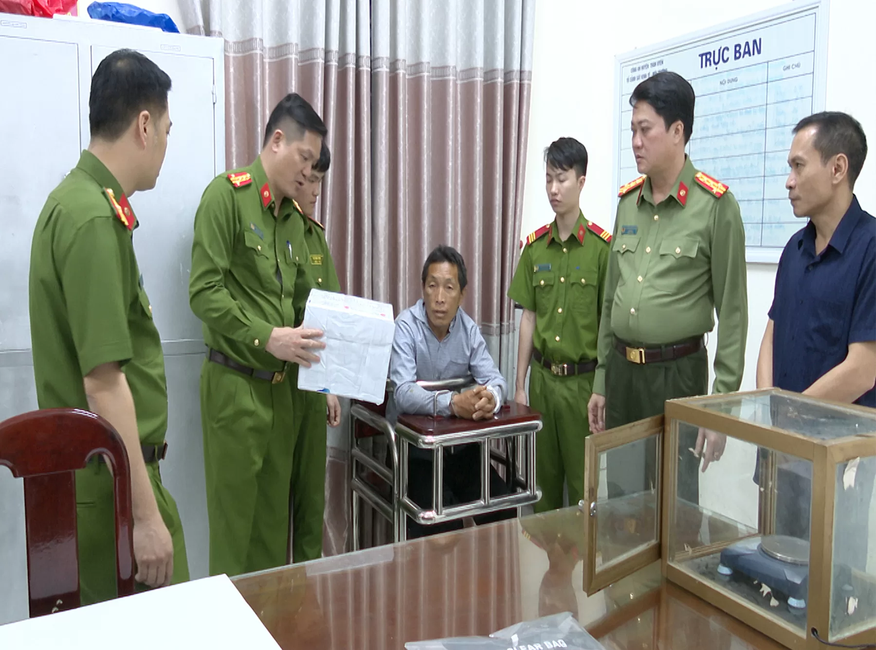 dong chi giam doc cong an tinh va dong chi pho giam doc thu truong co quan csdt ngay trong dem da xuong hien truong chi dao dau tranh vu an