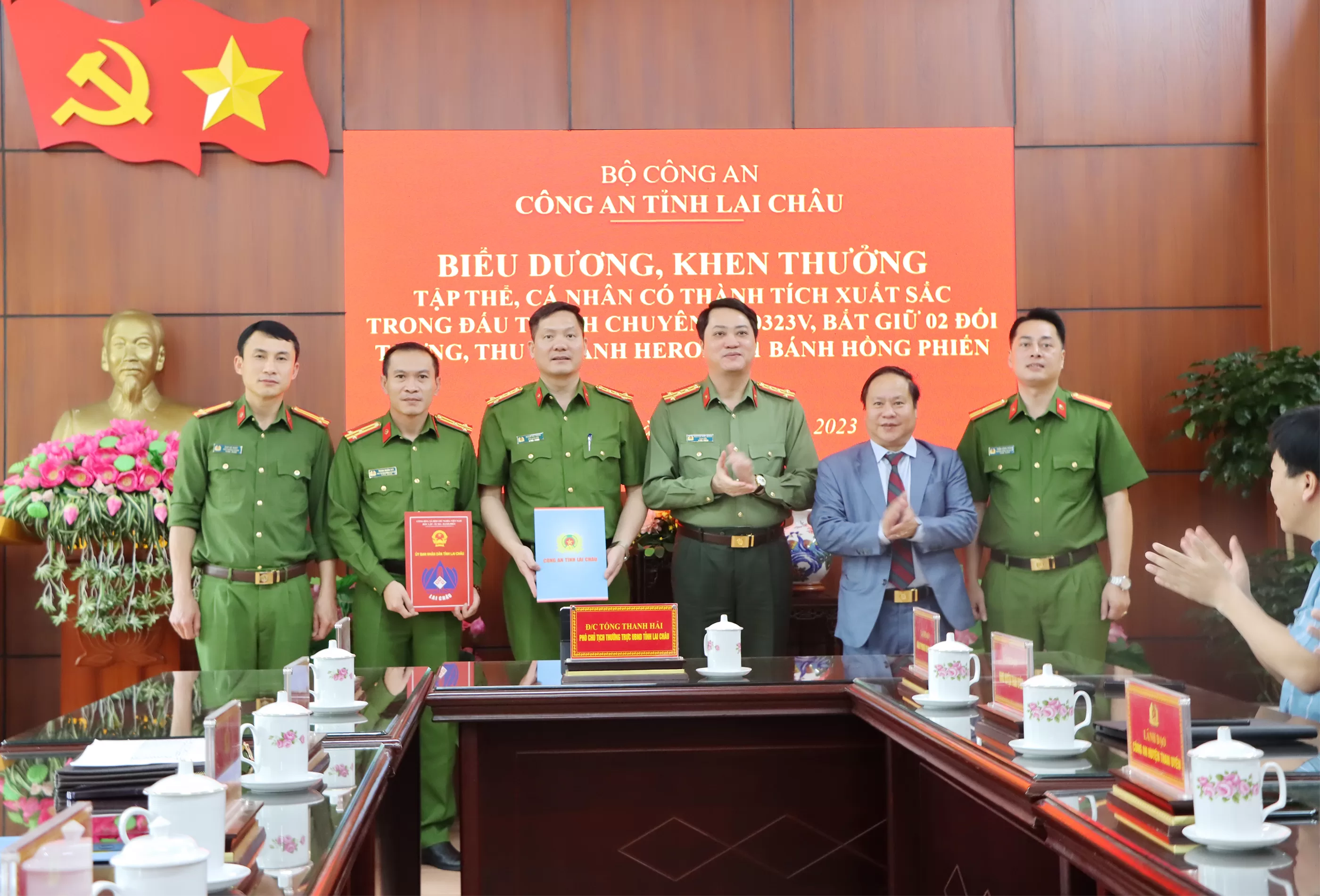 dong chi tong thanh hai pho chu tich thuong truc ubnd tinh dai ta nguyen viet giang giam doc cong an tinh bieu duong chuc mung thanh tich ban chuyen an