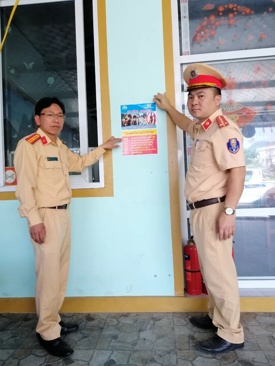 Lực lượng CSGT tiến hành niêm áp phích với nội dung đã uống rượu bia, thì không điều khiển phương tiên khi đã uống rượu, bia tại 22/22 cơ sở ăn uống trên địa bàn thị trấn