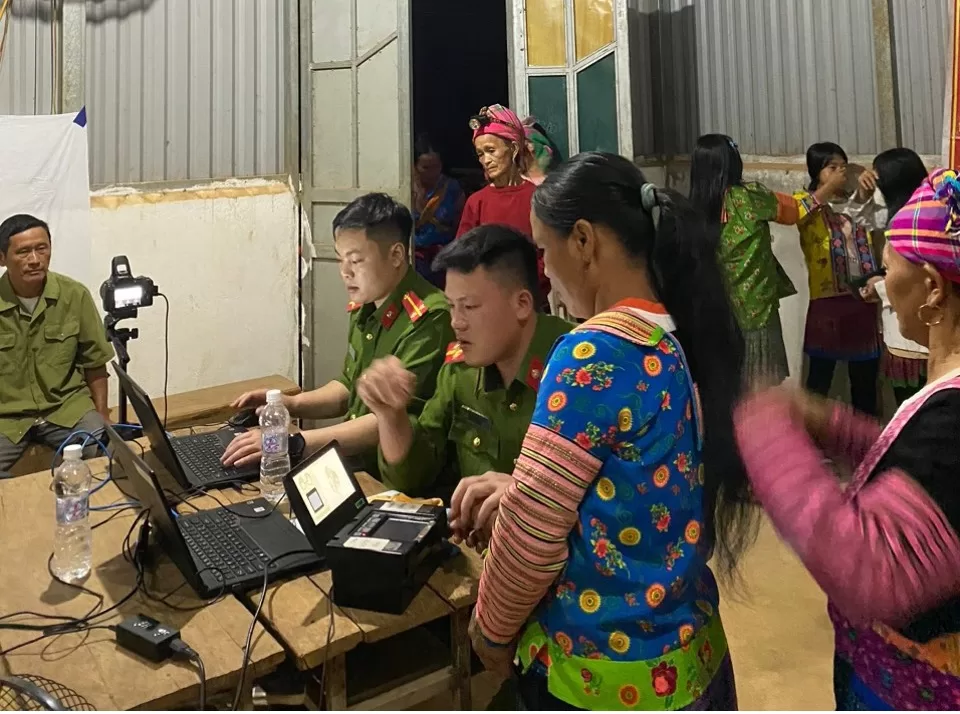 Sìn Hồ: Thực hiện cao điểm ngày, đêm thu nhận hồ sơ cấp CCCD và ĐDĐT và Hướng dẫn người dân kích hoạt tài khoản ĐDĐT