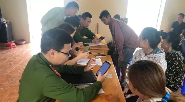 CAX Mường Cang tuyên truyền, hướng dẫn công dân kích hoạt định danh điện tử cá nhân và sử dụng dịch vụ công trực tuyến