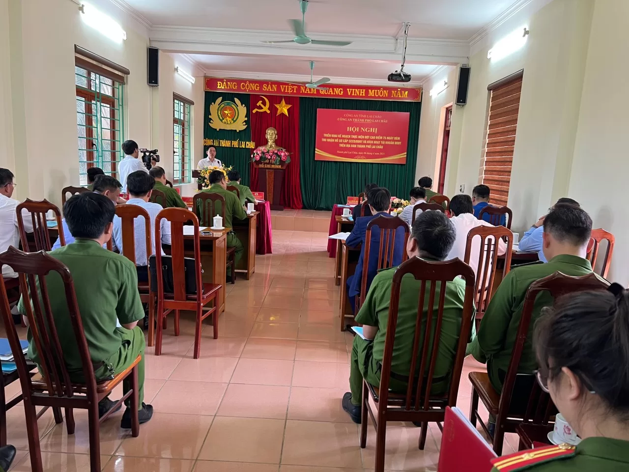 Toàn cảnh Hội nghị triển khai thực hiện đợt cao điểm 75 ngày đêm thu nhận hồ sơ cấp CCCD/ĐDĐT và kích hoạt tài khoản ĐDĐT trên địa ban thành phố Lai Châu