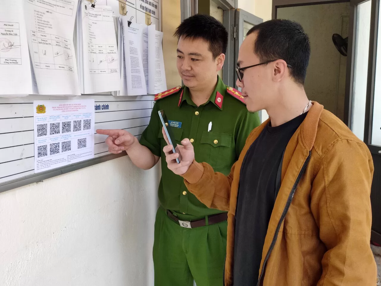 Hướng dẫn người dân thao tác quét mã QR khi đến giải quyết TTHC tại đơn vị