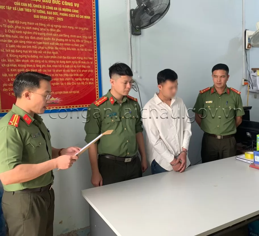 Điều tra viên độc Lệnh bắt bị can để tạm giam đối với L.V.V (áo trắng)