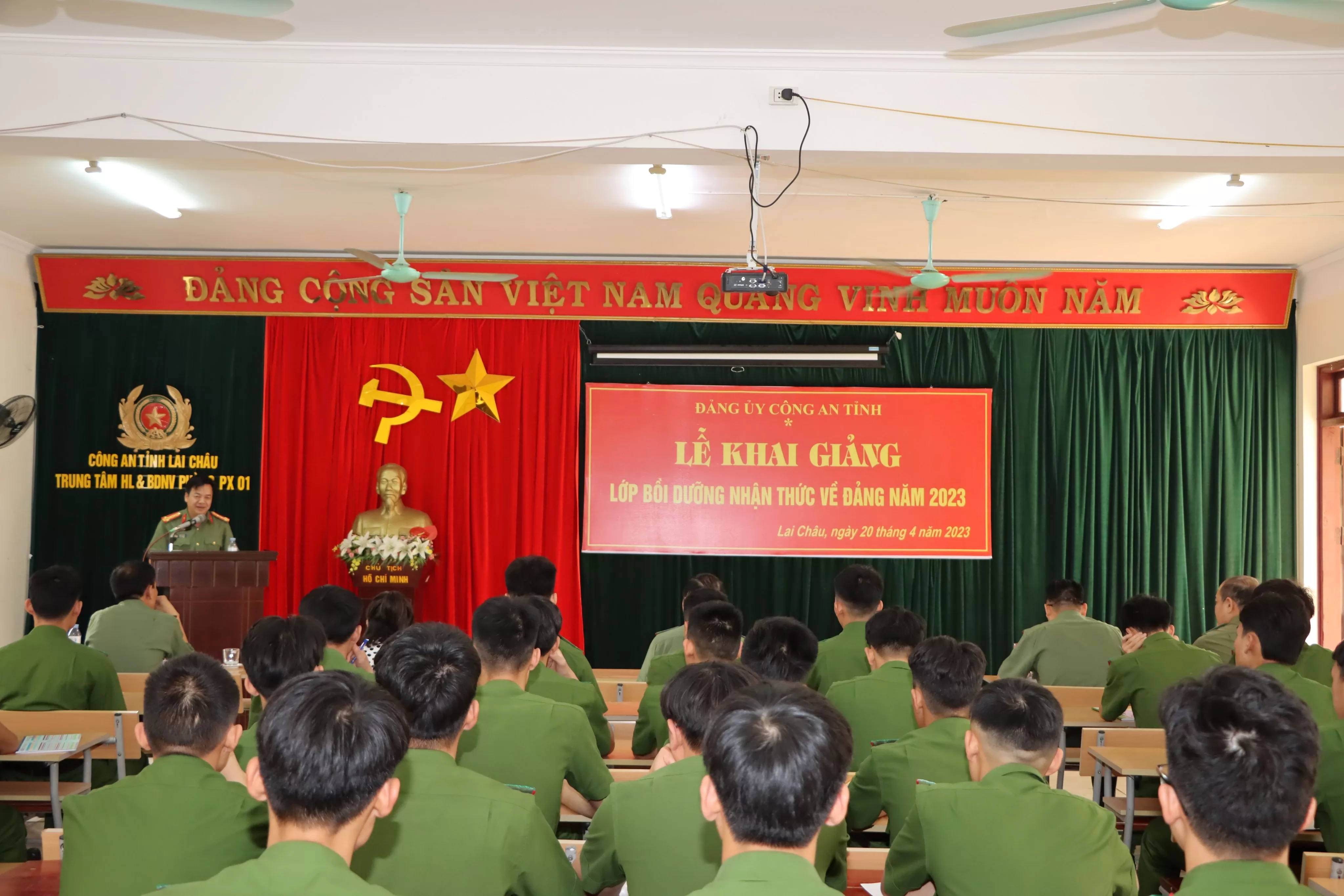 Đại tá Sùng A Súa -  Phó Bí thư Đảng ủy, Phó Giám đôc  Công an tỉnh phát biểu khai mạc lớp bồi dưỡng