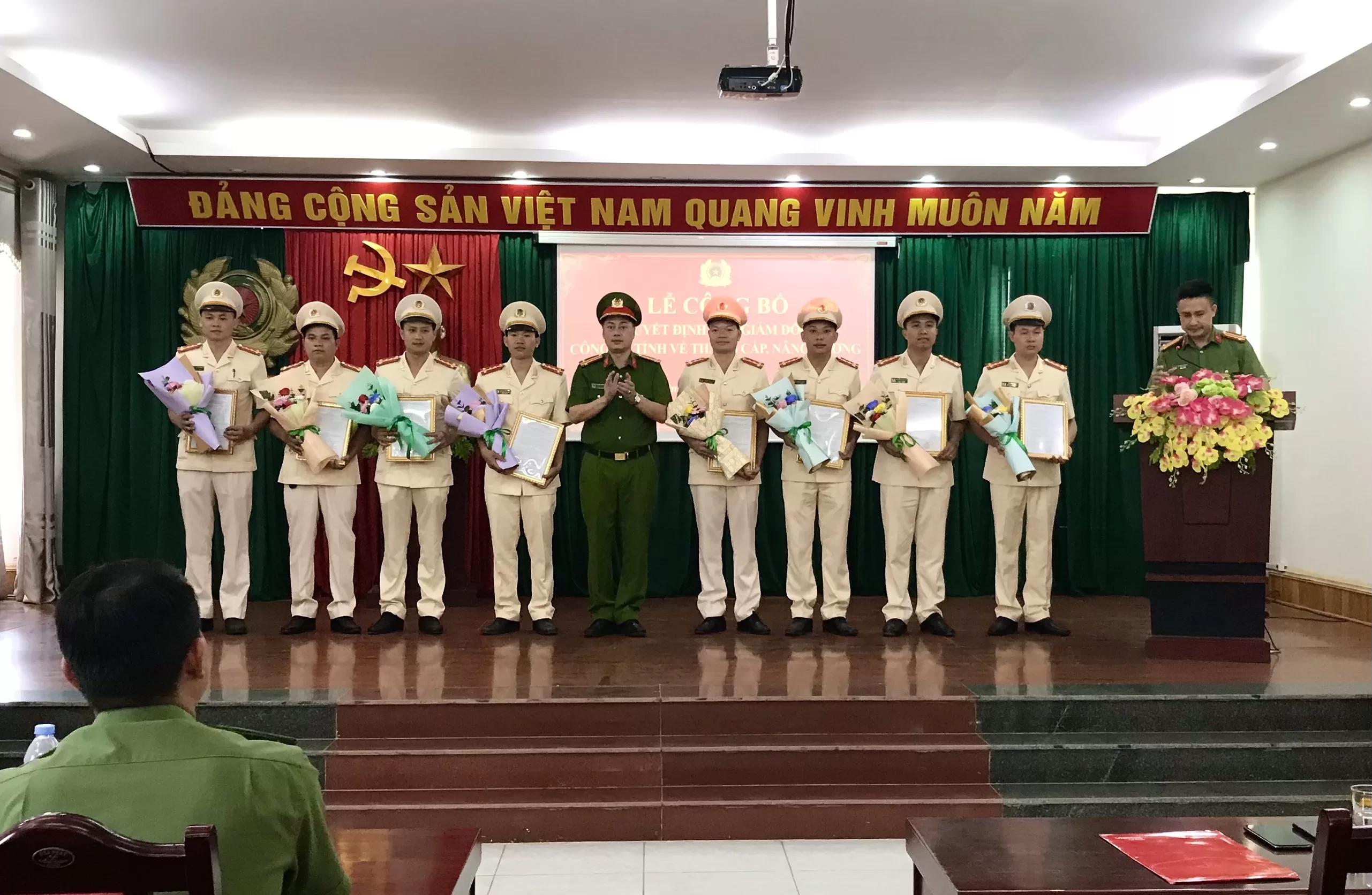 Đ/c Trung tá Trần Công Dũng - Trưởng Công an huyện trao Quyết định và tặng hoa chúc mừng CBCS được thăng cấp bậc hàm, nâng bậc lương năm 2023