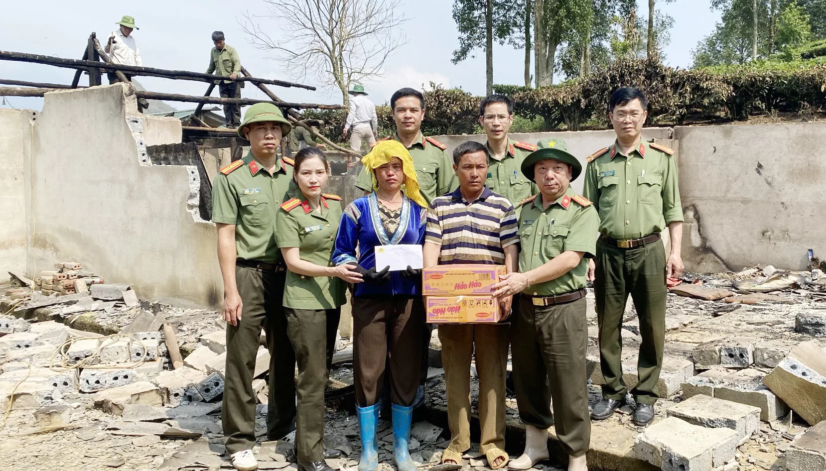 Phòng An ninh điều tra Công an tỉnh trao quà và tiền mặt cho hộ gia đình chị Lý Thị Kẻ