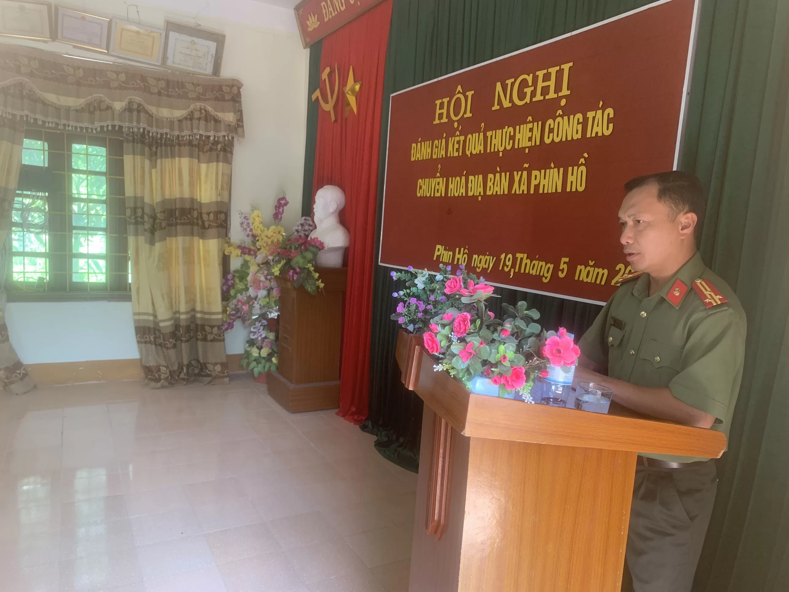 Đồng chí Thượng tá Lý A Chớ - Phó Trưởng CAH Sìn Hồ phát biểu tại Hội nghị