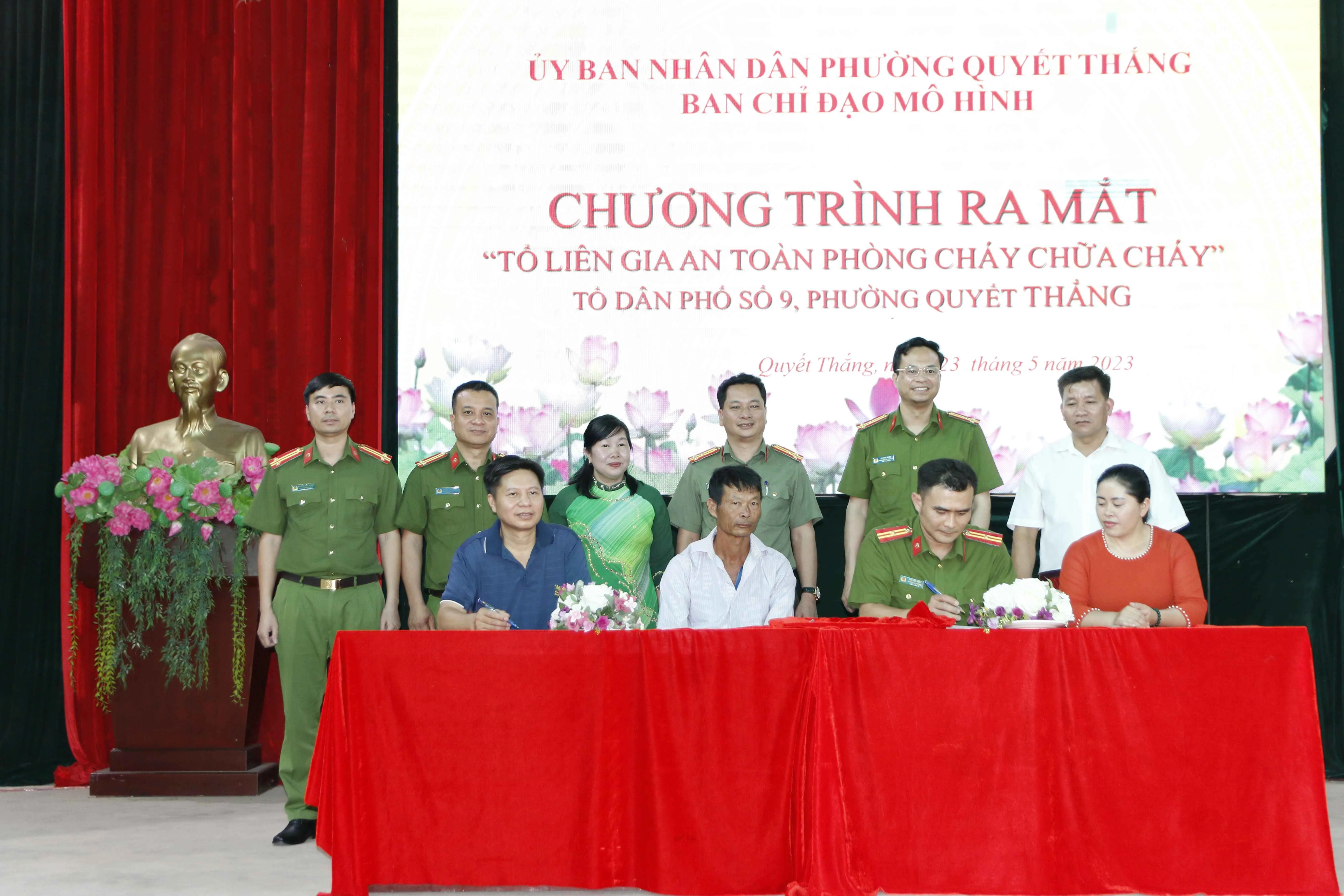 Công an phường, Uỷ ban MTTQ phường và tổ dân phố số 9 tiến hành ký kết quy chế.