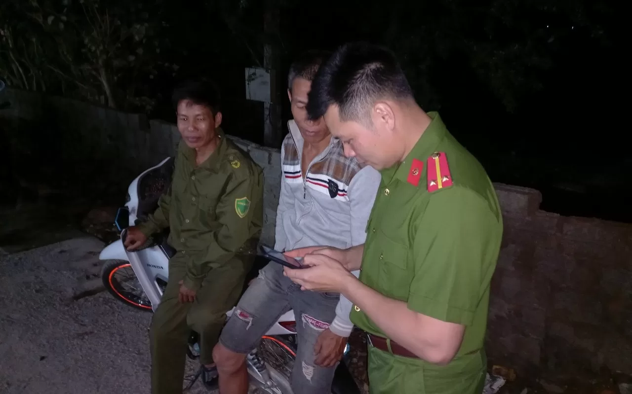 Công an xã Mường Kim: “Làm ngày không đủ, tranh thủ làm đêm” nỗ lực hỗ trợ người dân cài đặt, đăng ký và kích hoạt tài khoản định danh điện tử