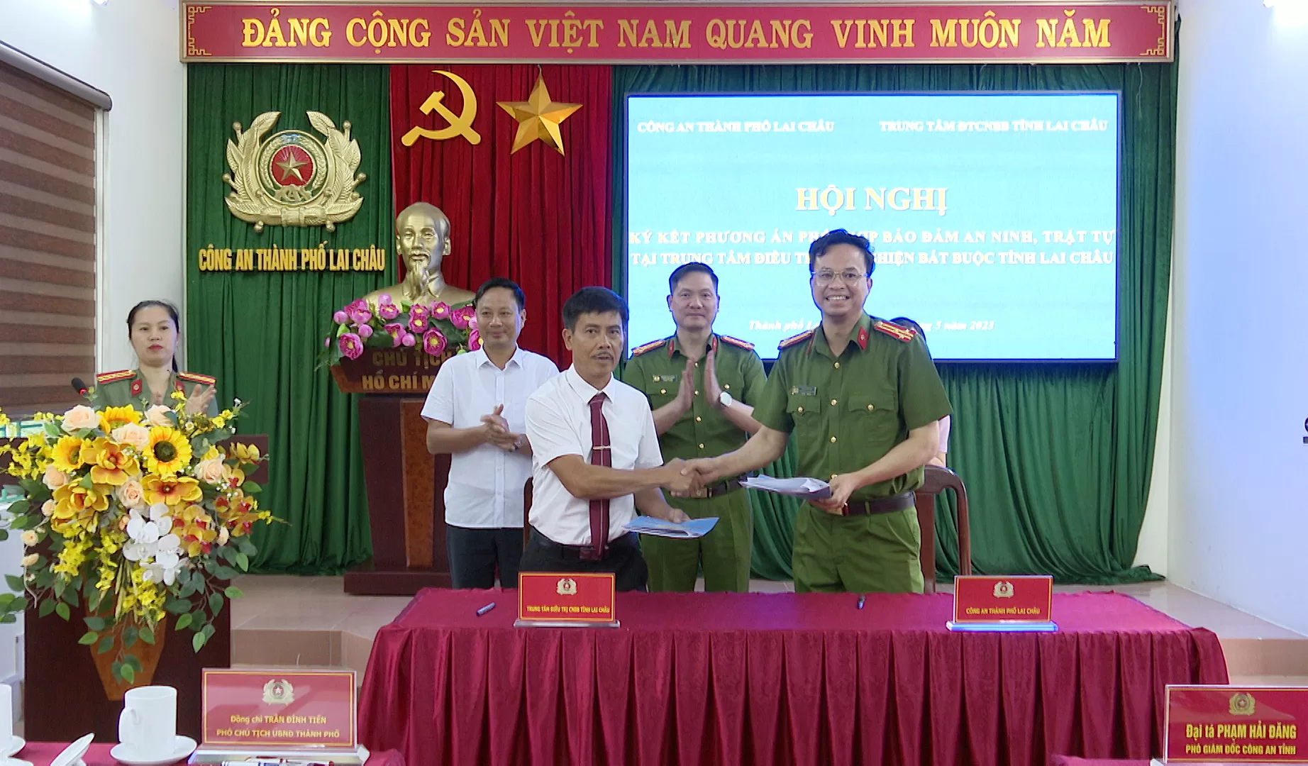 Đại diện lãnh đạo Công an thành phố và lãnh đạo Trung tâm Điều trị cai nghiện bắt buộc ký kết kế hoạch và chương trình phối hợp trước sự chứng kiến của chính quyền địa phương và lãnh đạo Công an tỉnh và Sở LĐTB&XH
