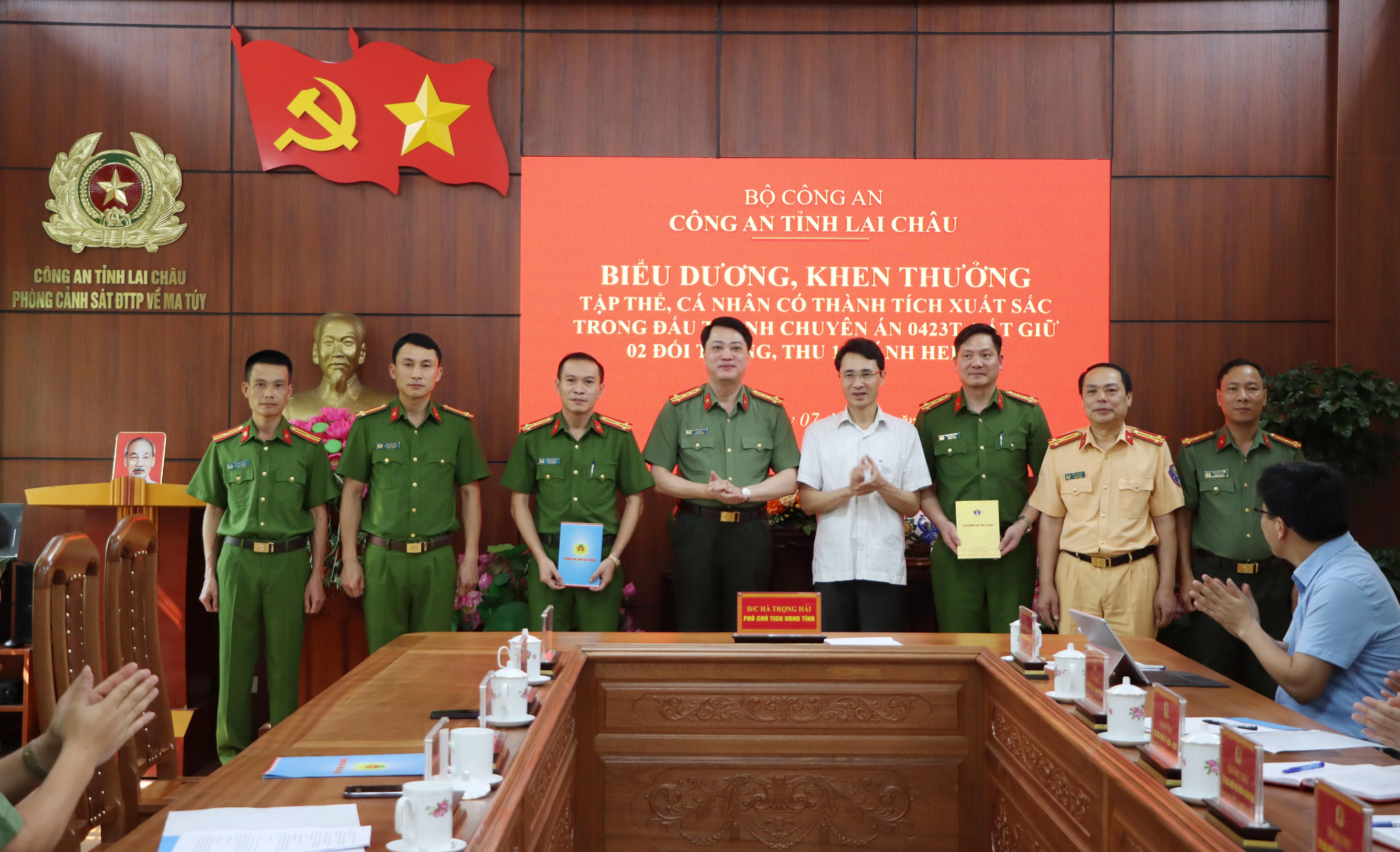 dong chi ha trong hai pho chu tich ubnd tinh bieu duong luc luong tham gia pha an