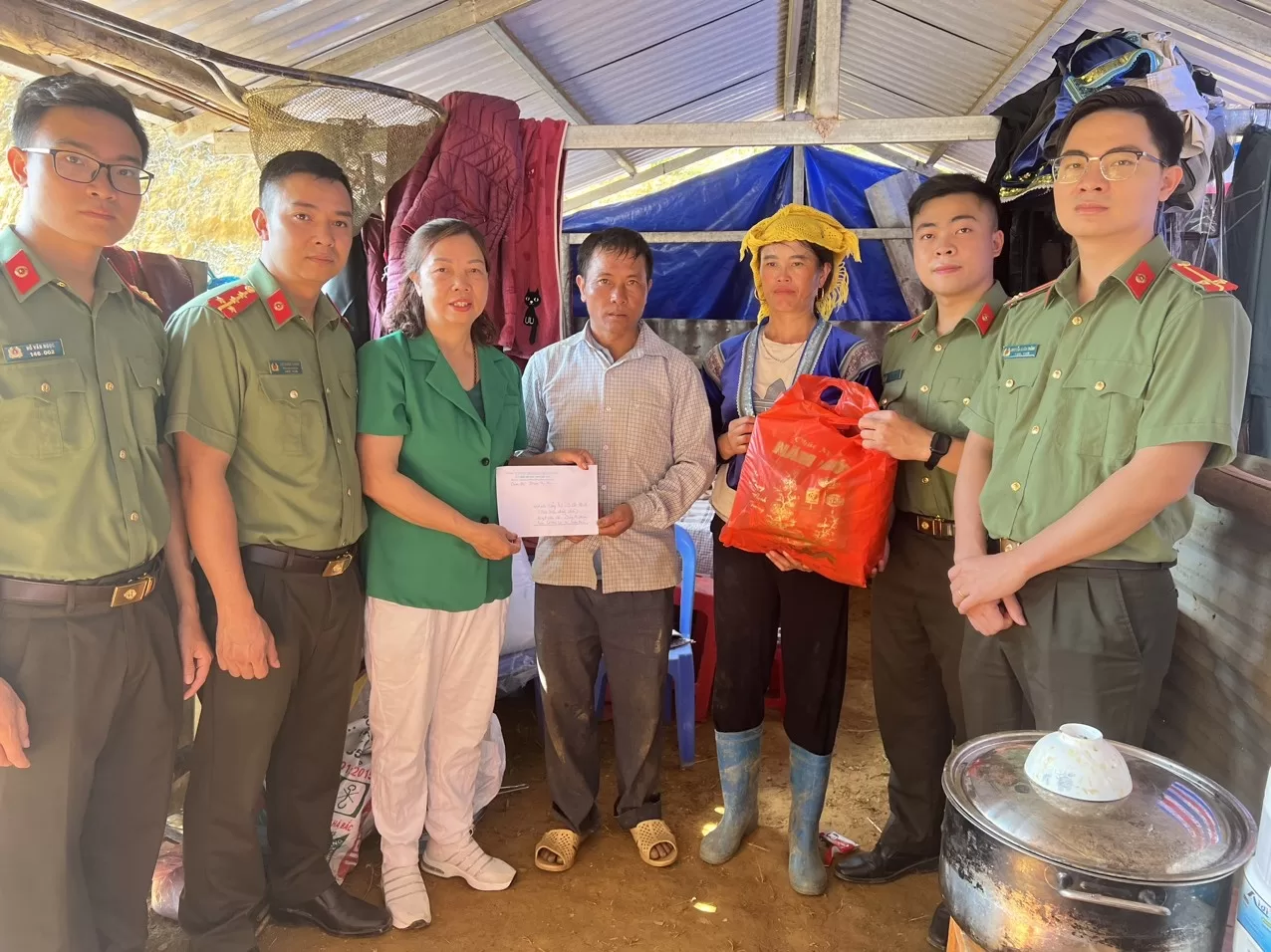 Đoàn từ thiện trao quà
