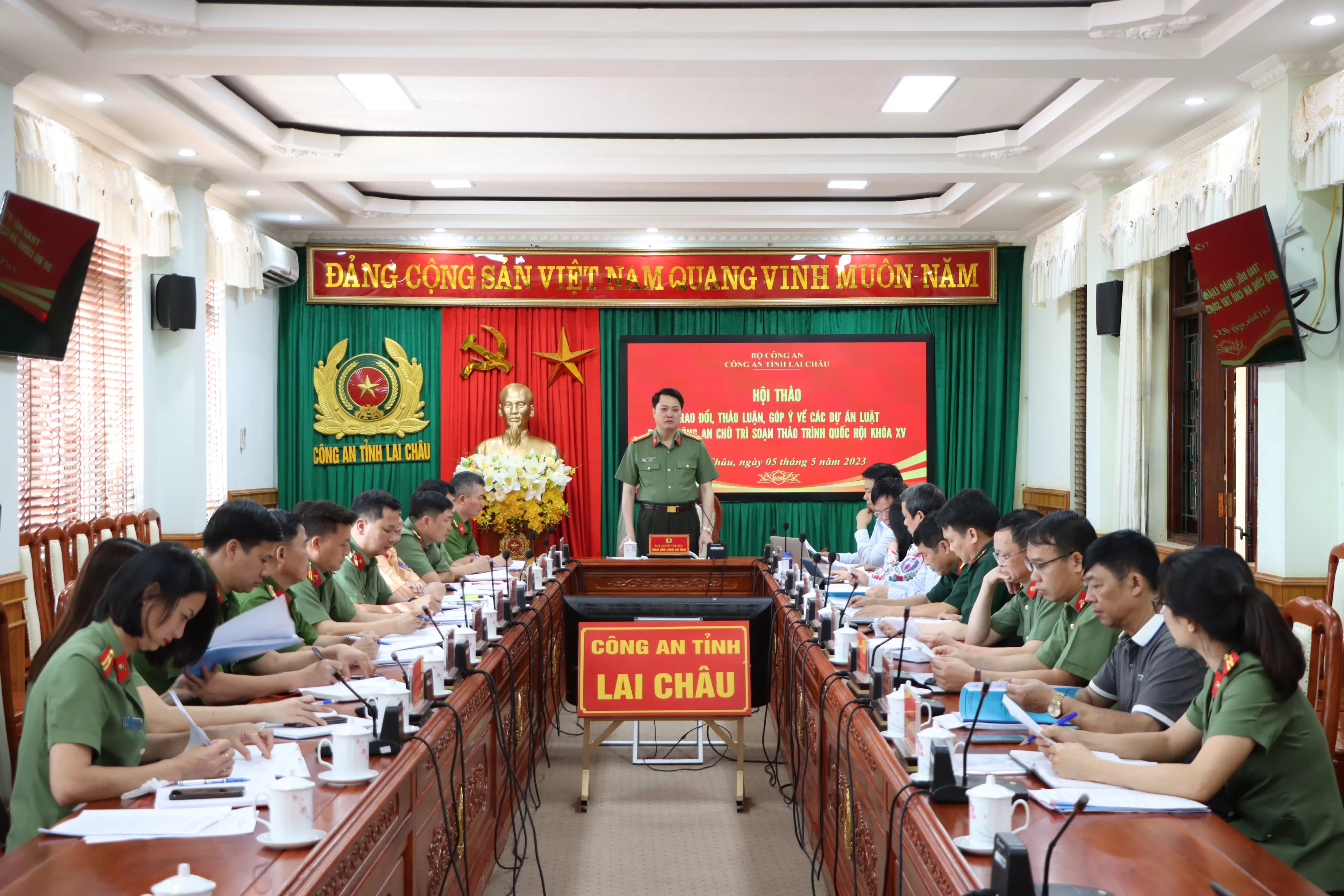 Đại tá Nguyễn Viết Giang, Ủy viên BTV Tỉnh ủy, Giám đốc Công an tỉnh phát biểu tại Hội thảo.
