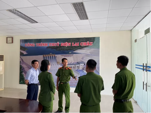 Kiểm tra công tác tại Trung đội CSBV Nhà máy thủy điện Lai Châu