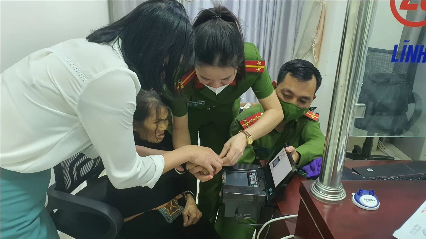 Hình ảnh CBCS phòng CS QLHC về TTXH tận tình thu nhận vân tay cho công dân