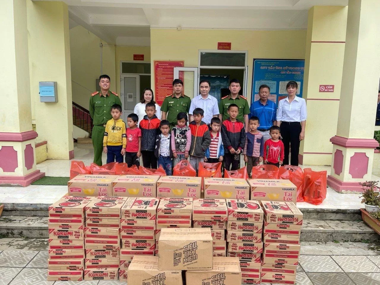 Hình ảnh trao quà tại trường Tiểu học Huổi Luông