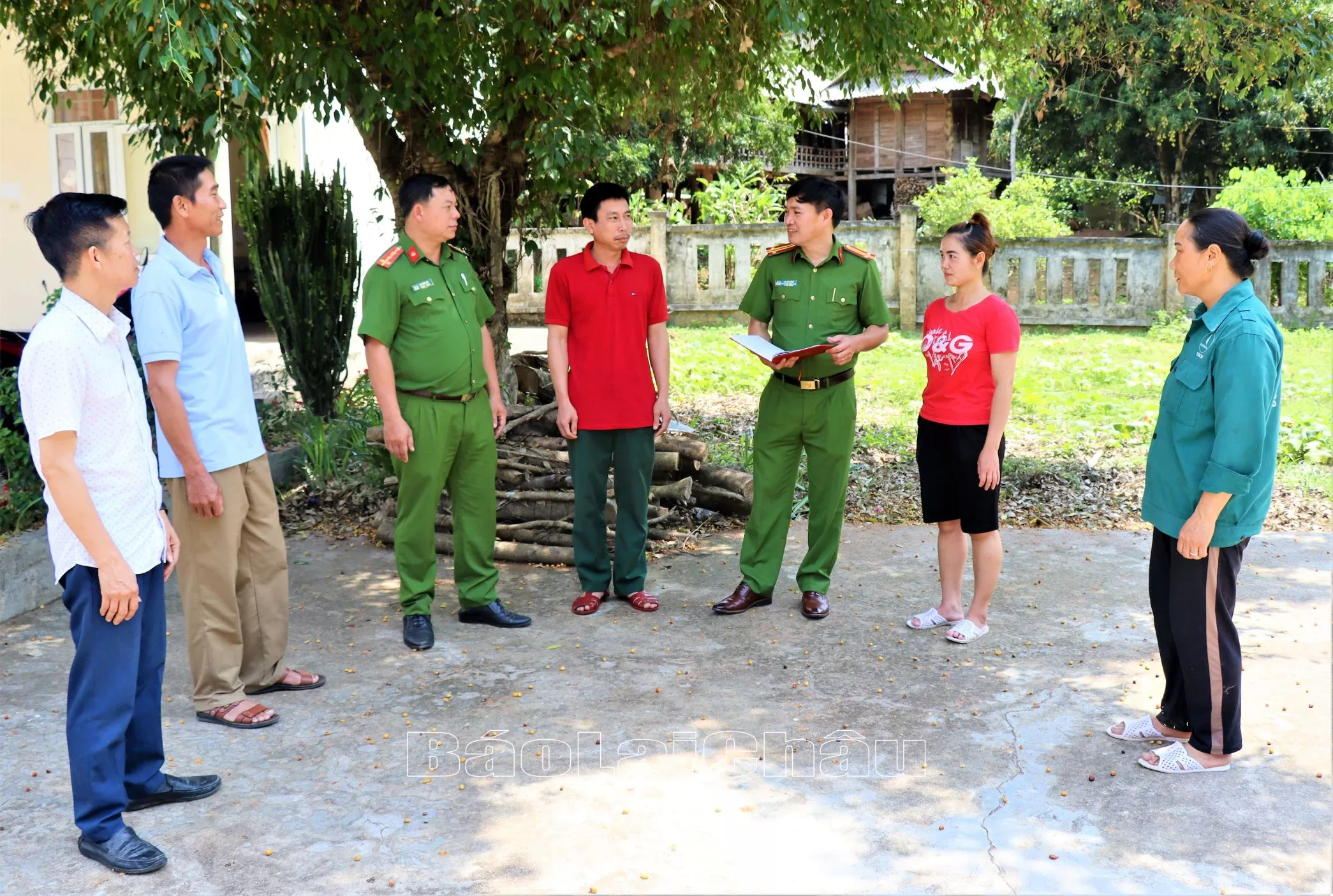 Công an xã Chăn Nưa (huyện Sìn Hồ) tuyên truyền pháp luật đến người dân.