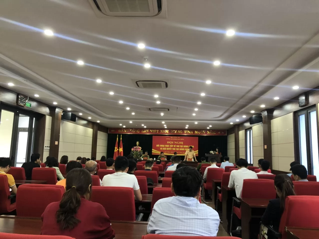 Lãnh đạo phòng Cảnh sát giao thông - Công an tỉnh Lai Châu đối thoại  trực tiếp với các cơ quan, doanh nghiệp, tổ chức và nhân dân  có quan hệ giải quyết thủ tục hành chính