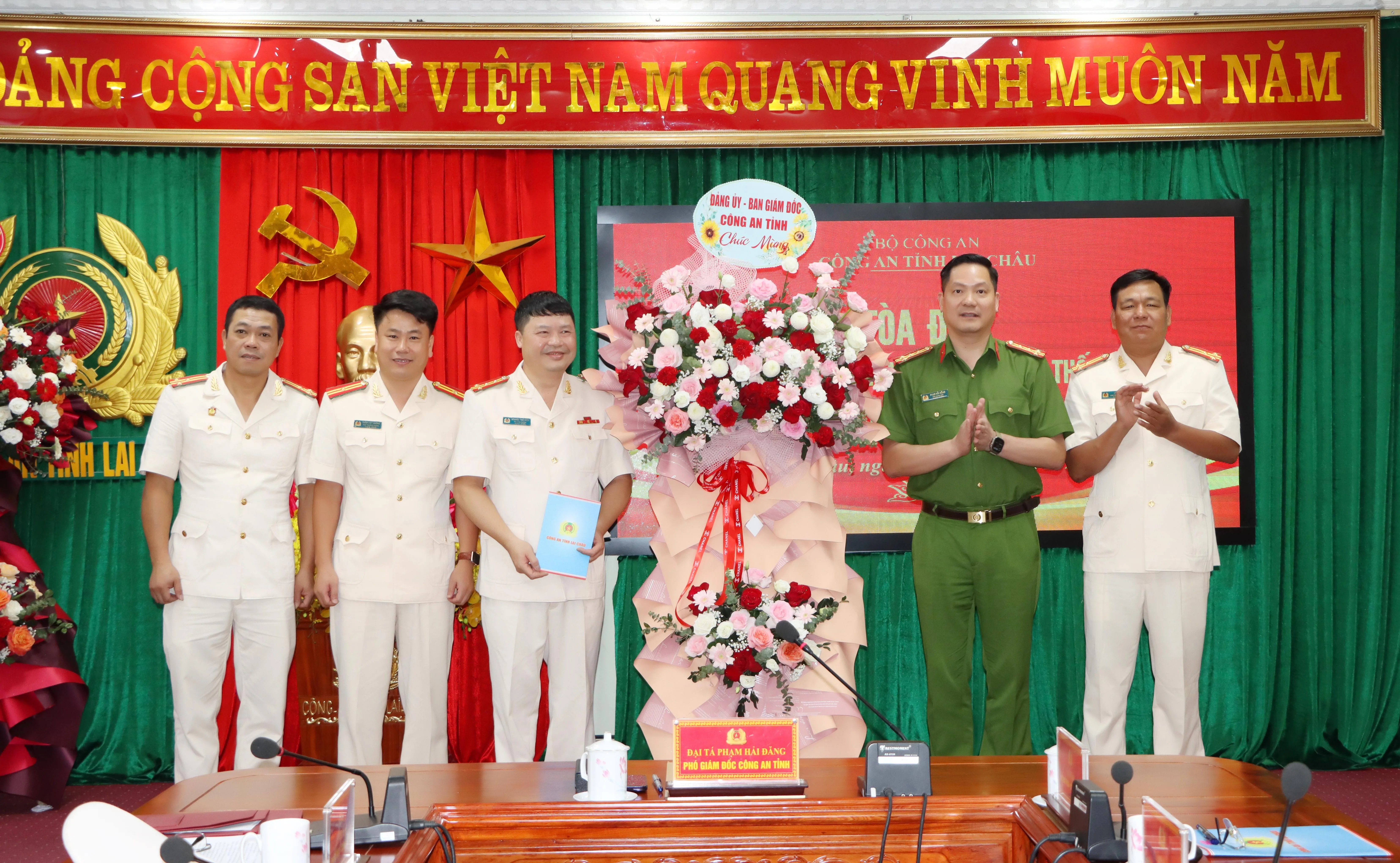 Đại tá Phạm Hải Đăng - Phó giám đốc Công an tỉnh tặng hoa chúc mừng kỷ niệm 70 năm Ngày thành lập lực lượng An ninh kinh tế