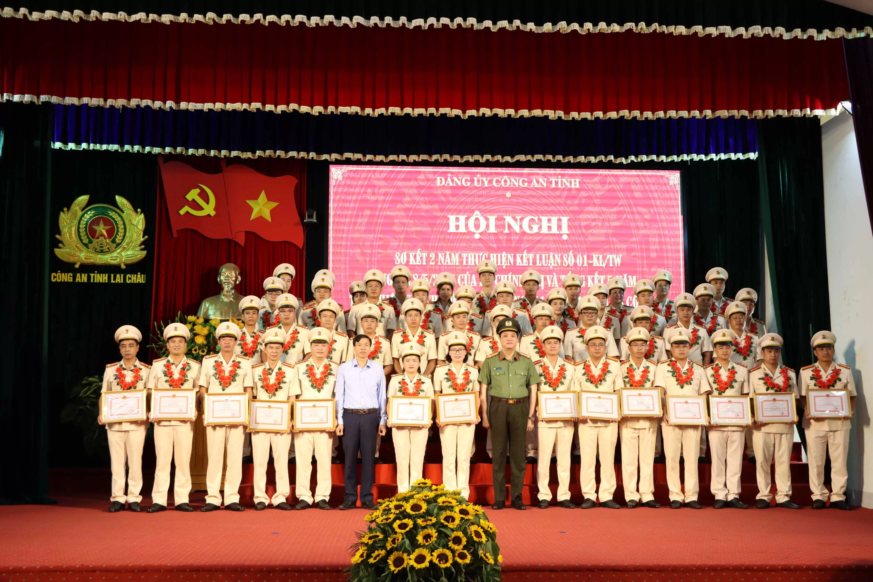 Đồng chí Lê Văn Lương - Phó Bí thư Thường trực Tỉnh ủy và Đại tá Nguyễn Viết Giang - Giám đốc Công an tỉnh trao tặng Biểu trưng và giấy khen cho các tập thể, cá nhân có thành tích xuất sắc