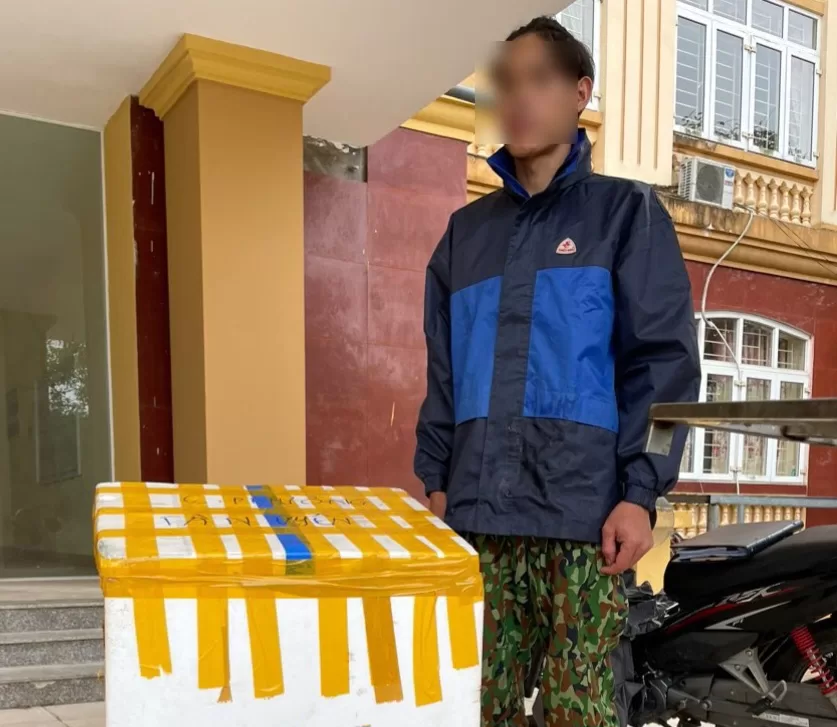 Lò Văn Hoan và tang vật tại cơ quan Công an