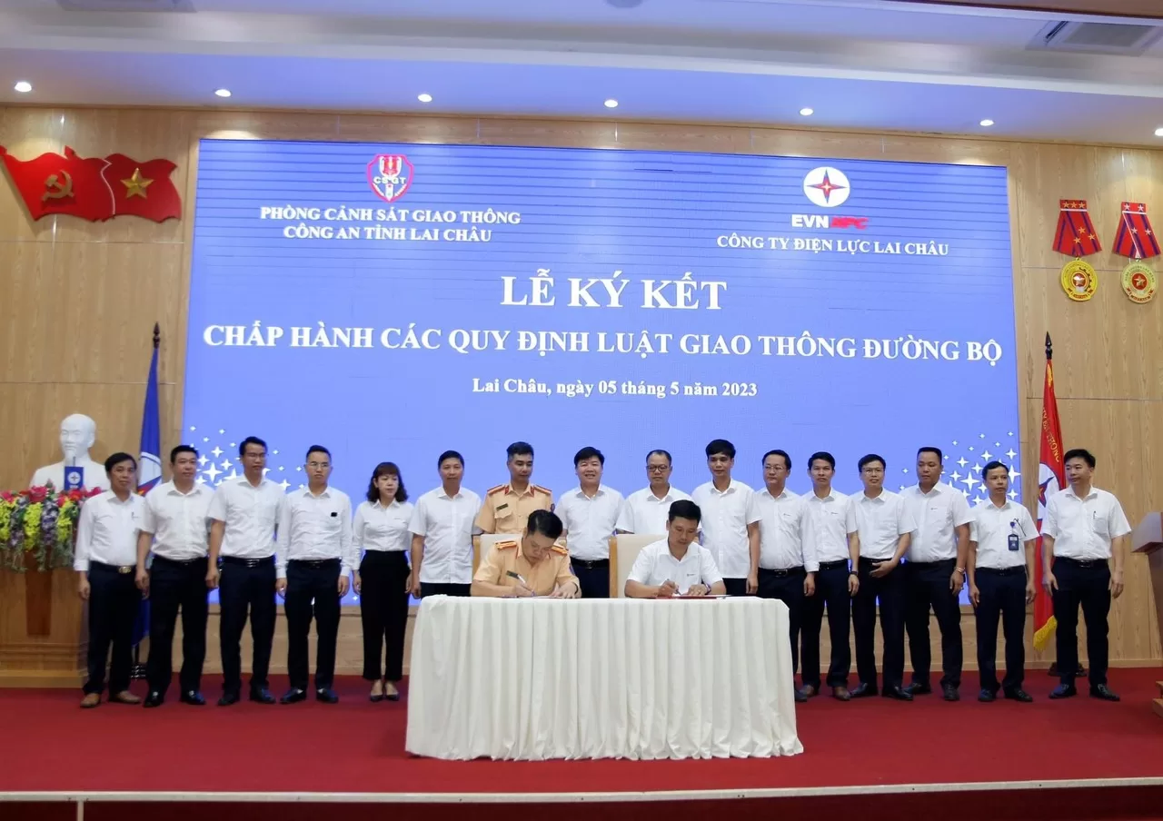Đại diện lãnh đạo Phòng Cảnh sát giao thông và đại diện lãnh đạo Công ty Điện lực Lai Châu ký kết chấp hành các quy định luật giao thông đường bộ