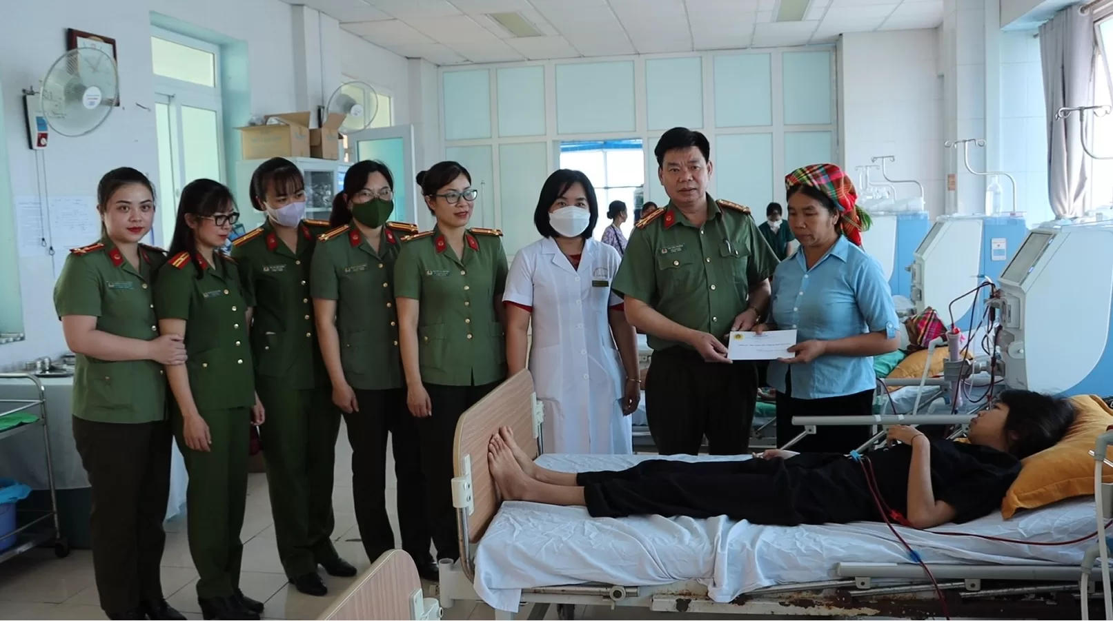 Đại tá Tao Văn Trường - Phó giám đốc Công an tỉnh và Ban chấp hành Hội phụ nữ Công an tỉnh tặng quà chúc mừng ngày Quốc tế thiếu nhi các em đang điều trị bệnh thận tại Bệnh viện đa khoa tỉnh
