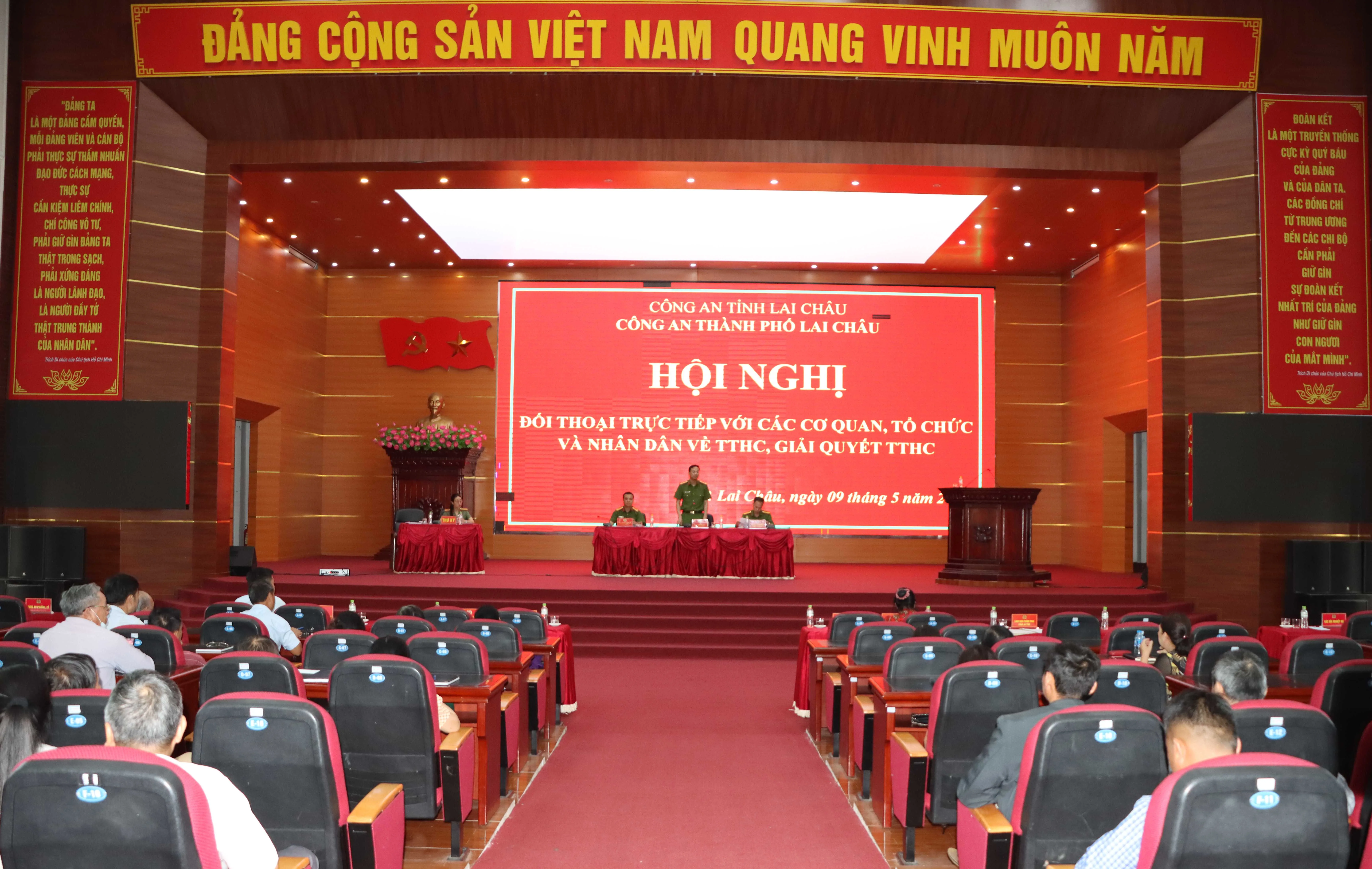 Thượng tá Hà Thái Hoàn Trưởng Công an thành phố chủ trì Hội nghị