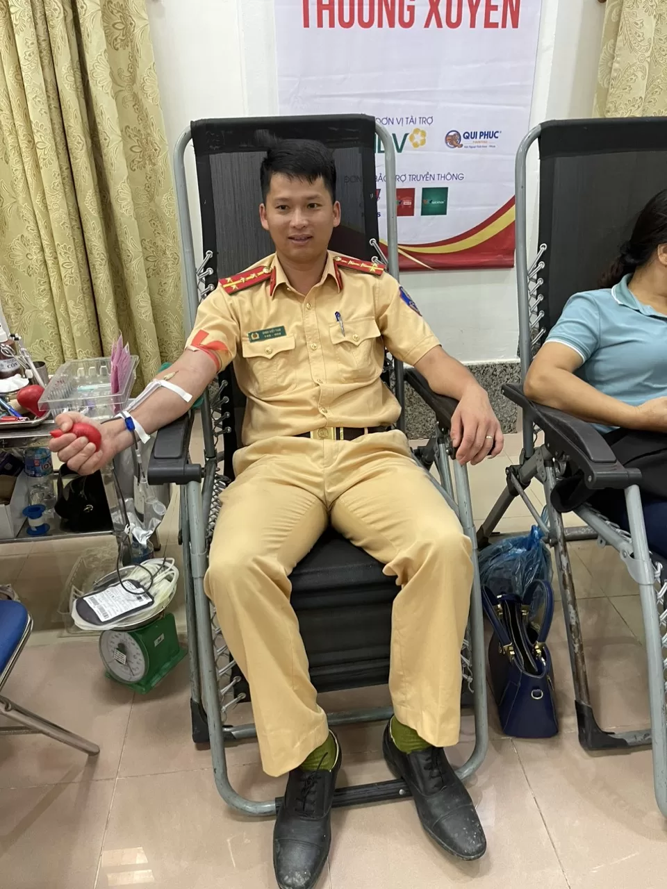 Cán bộ Phòng Cảnh sát giao thông tham gia hiến máu.