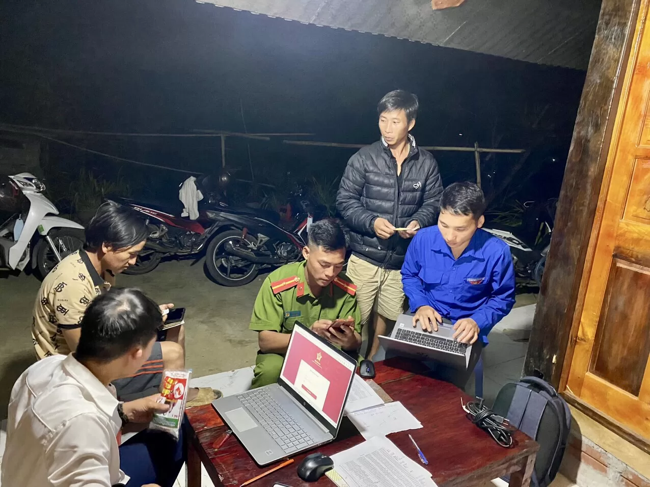 Công an xã Giang Ma đẩy nhanh tiến độ cấp và kích hoạt tài khoản định danh điện tử cho người dân