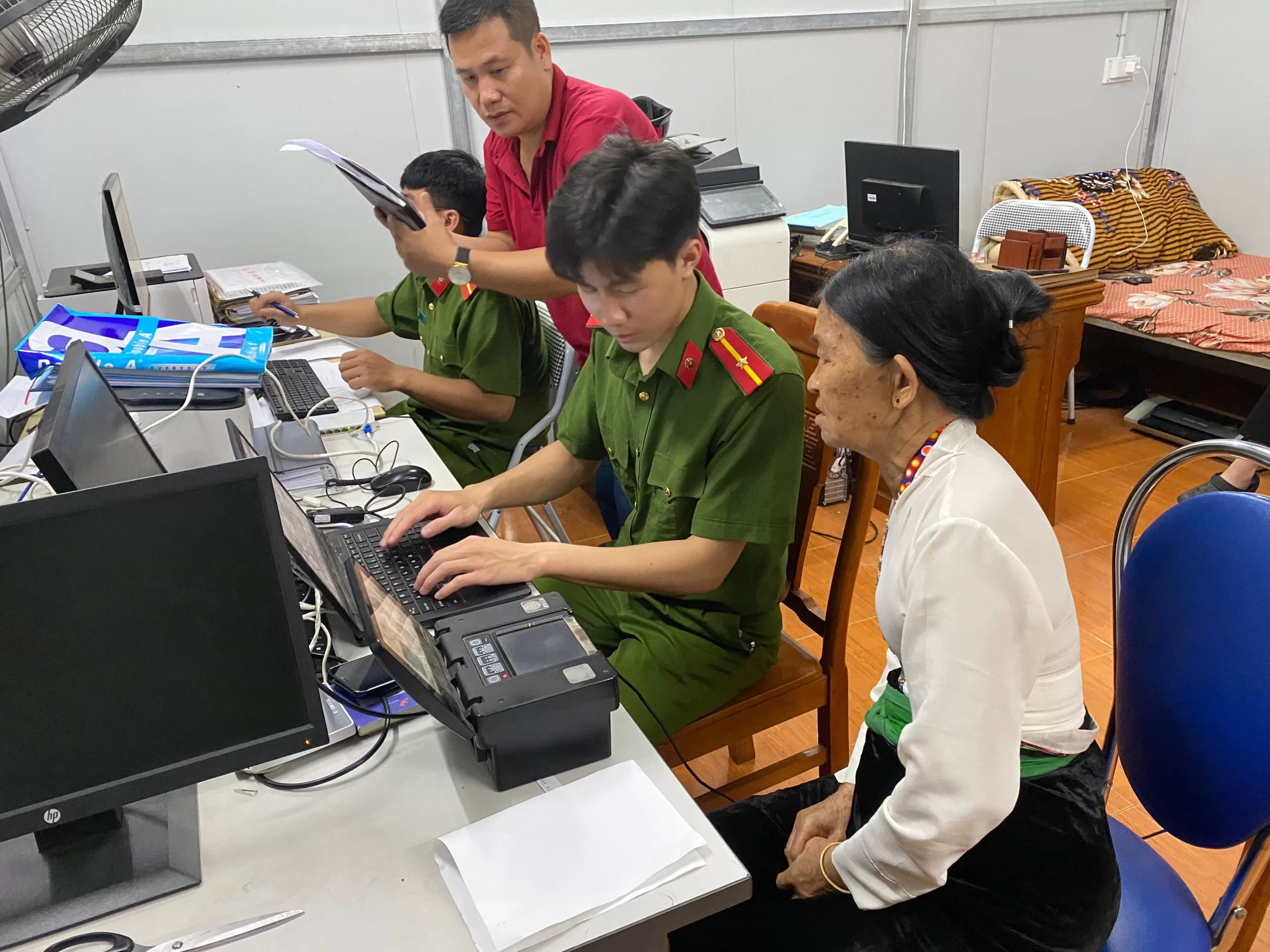 Thu nhận hồ sơ CCCD , kích hoạt tài khoản định danh điện tử cho công dân già yếu