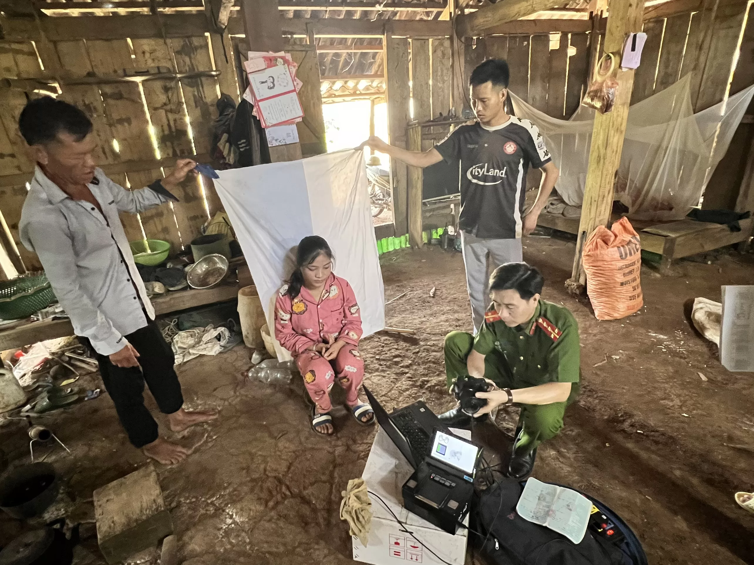 Công an huyện Sìn Hồ tích cực ngày, đêm thu nhận hồ sơ CCCD và thu nhận, kích hoạt ĐDĐT