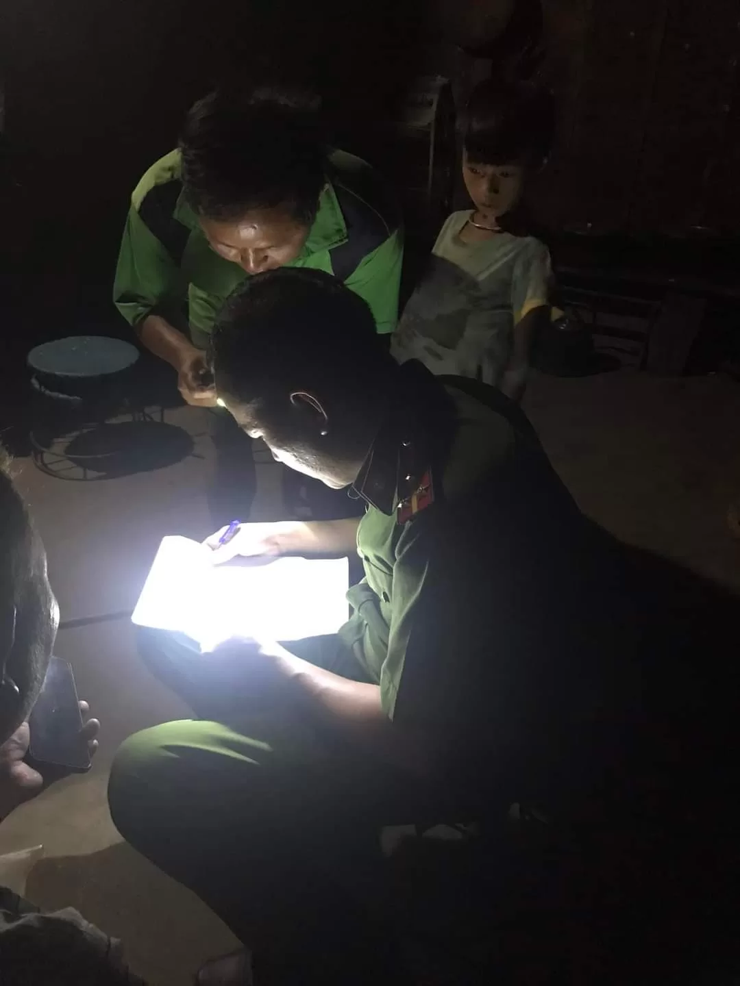 Công an xã Bản Giang không quản ngày đêm thu nhận hồ sơ, kích hoạt tài khoản Định danh điện tử