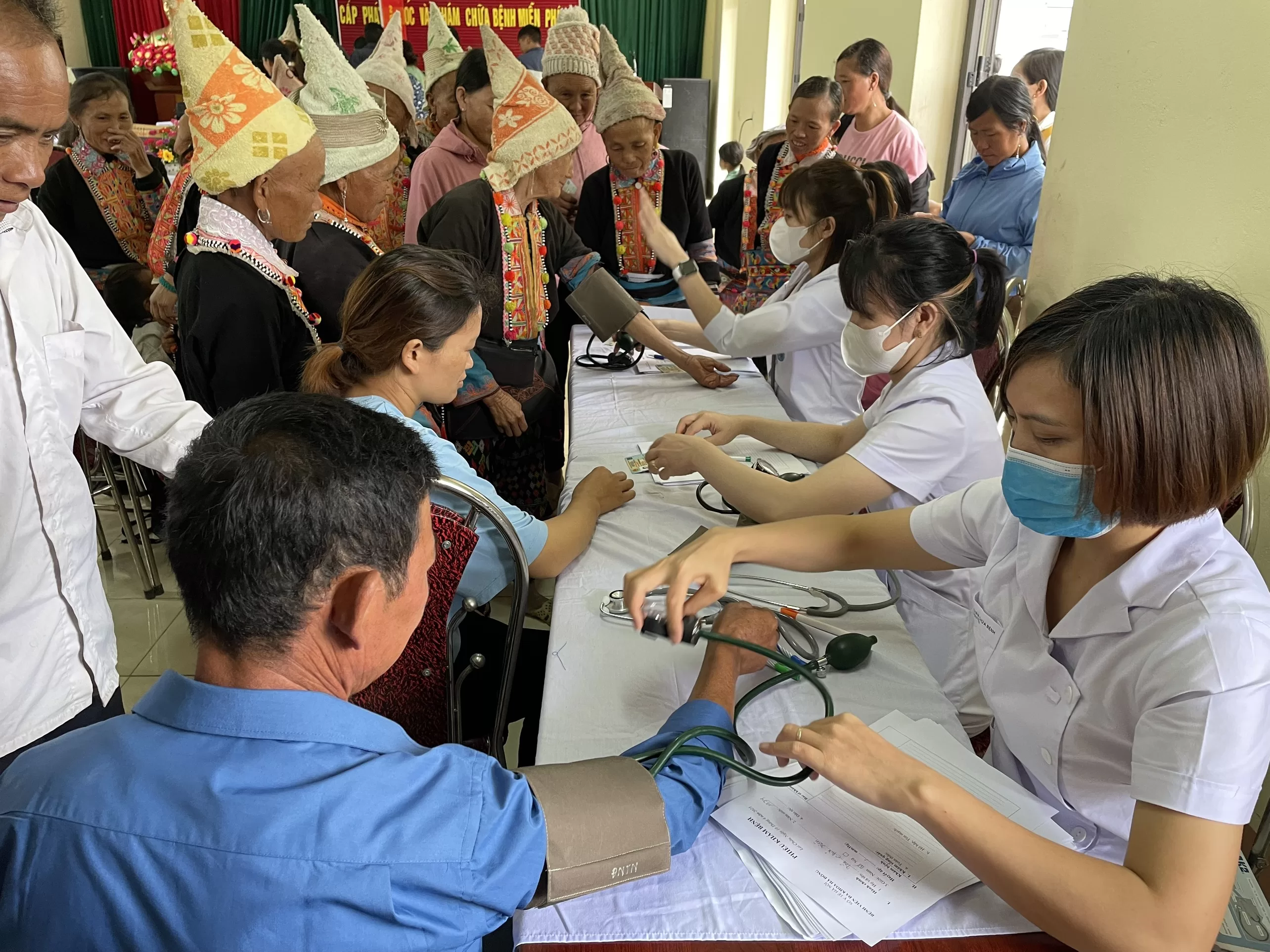 Các y, bác sỹ khám chữa bệnh cho nhân dân